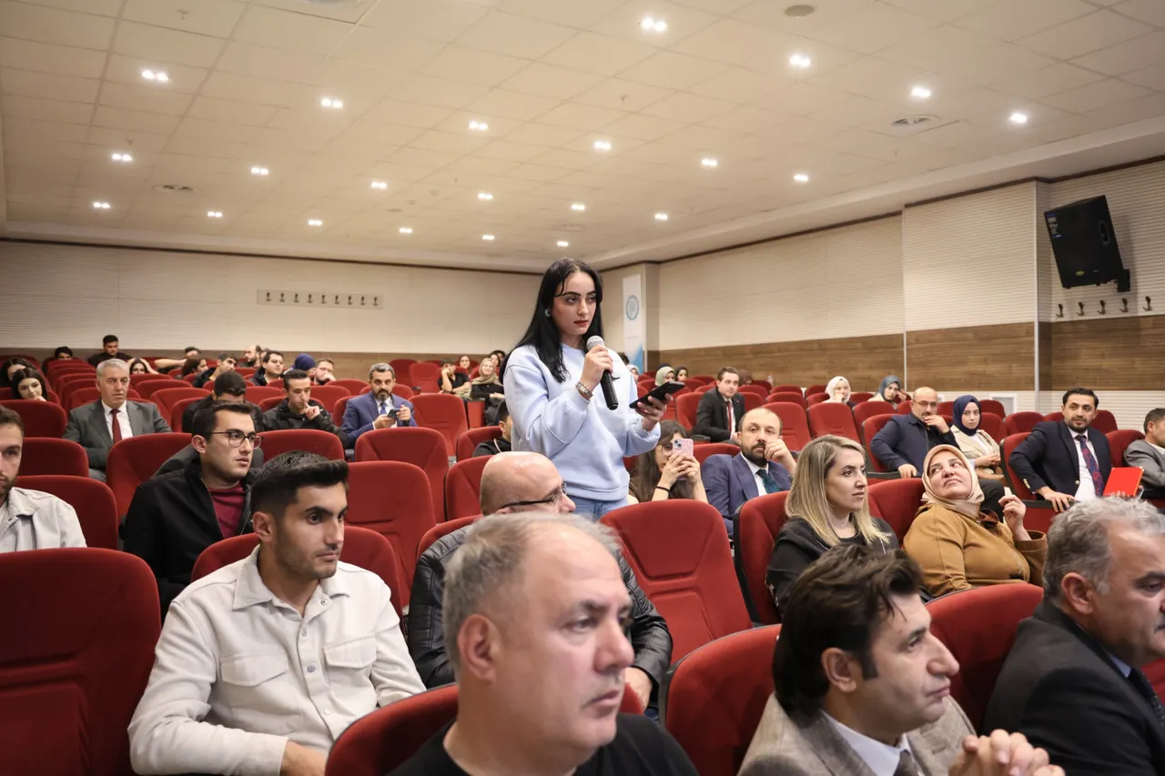 Bitlis Eren Üniversitesinde “Parlamenter Diplomasi: Liderlik ve Gençliğin Rolü” konferansı düzenlendi