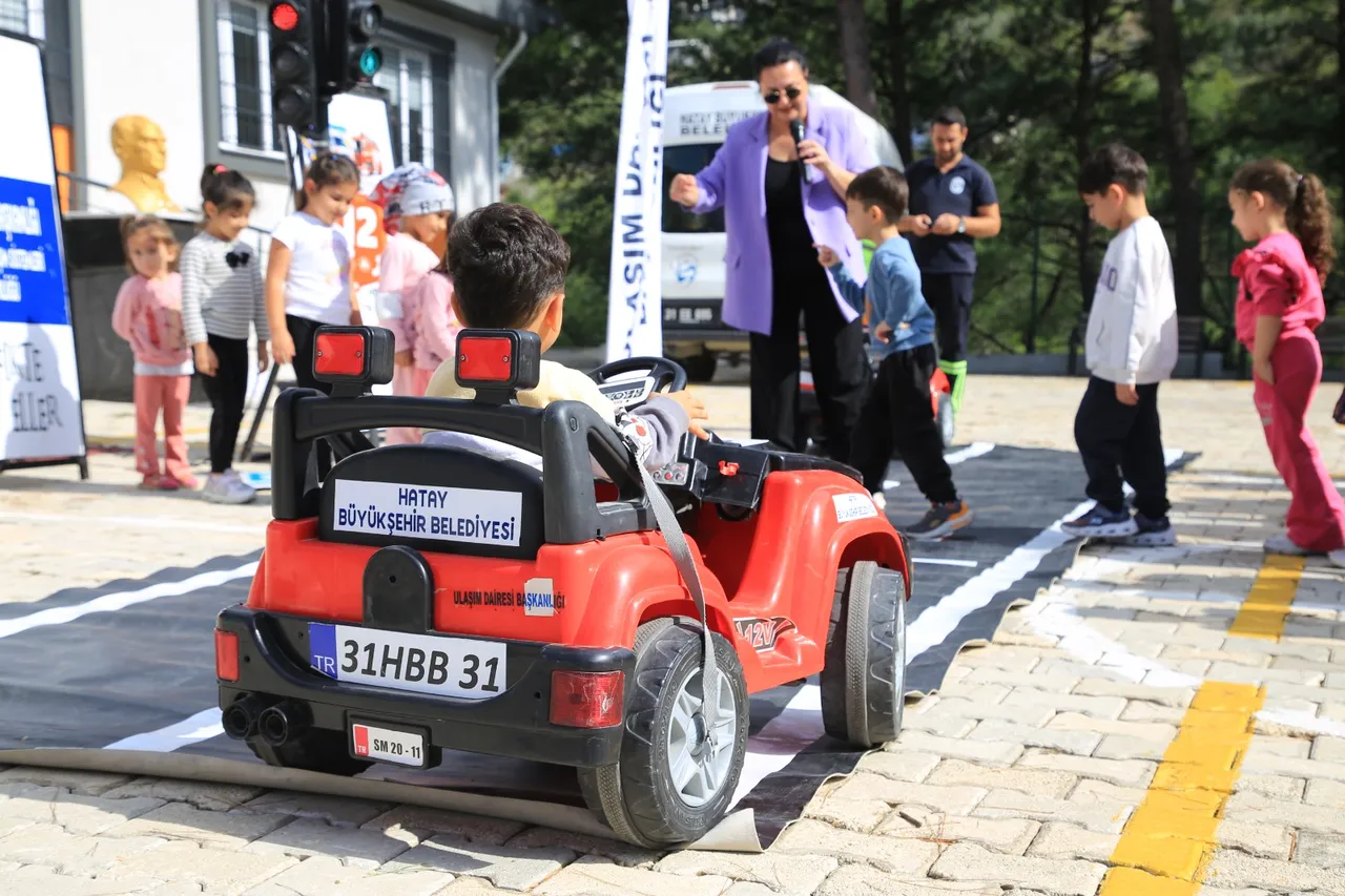 HBB, İskenderun’da çocuklara trafik eğitimi verdi