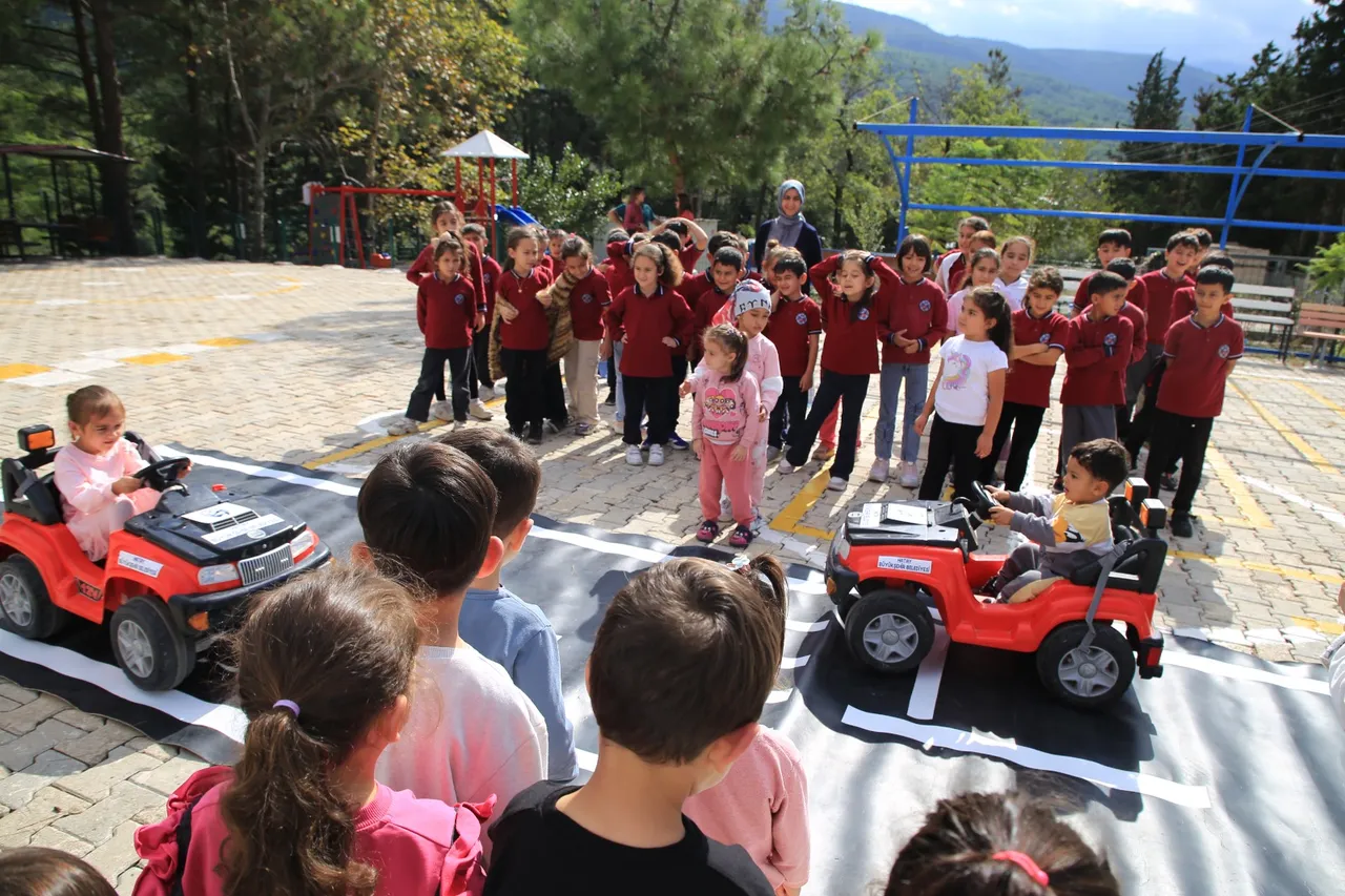 HBB, İskenderun’da çocuklara trafik eğitimi verdi