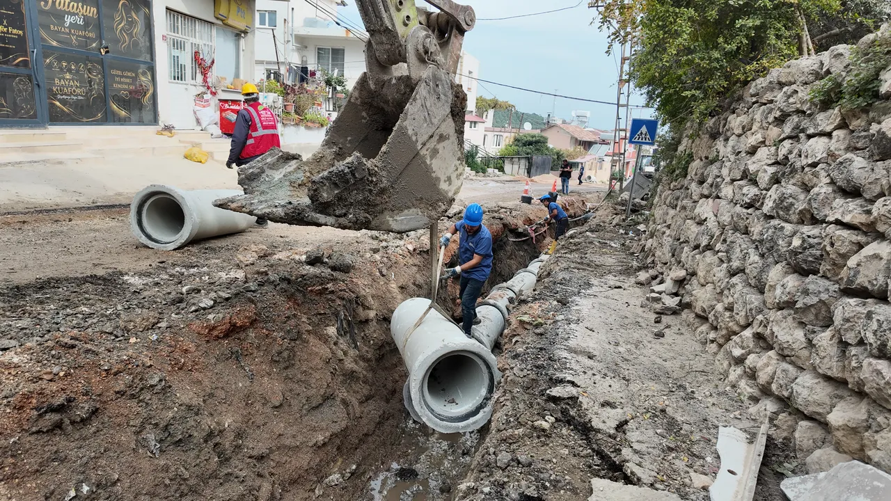 Yayladağı Karaköse’de 30 yıllık kanalizasyon hattı yenileniyor