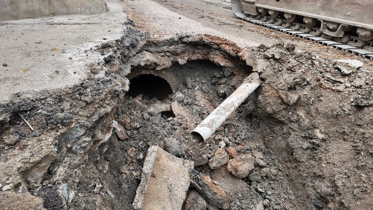 Yayladağı Karaköse’de 30 yıllık kanalizasyon hattı yenileniyor