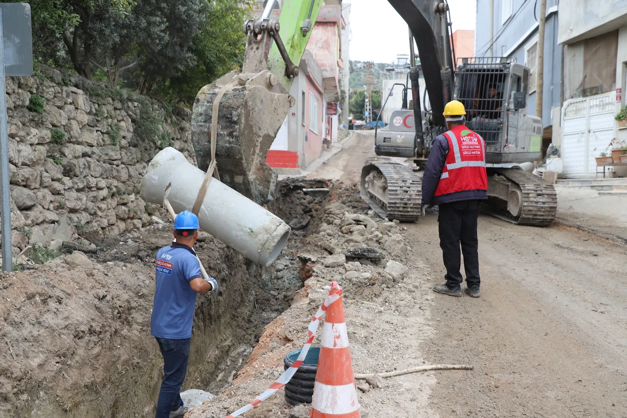 Yayladağı Karaköse’de 30 yıllık kanalizasyon hattı yenileniyor
