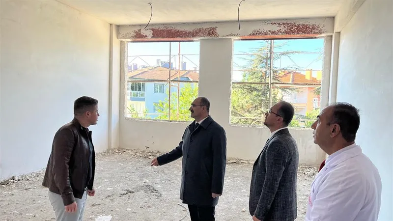 Yalvaç Kaymakamı Abacı, yapımları devam eden Kaymakam Abdurrahman Bey Ortaokulu ile Fatih İlkolulunda incelemelerde bulundu