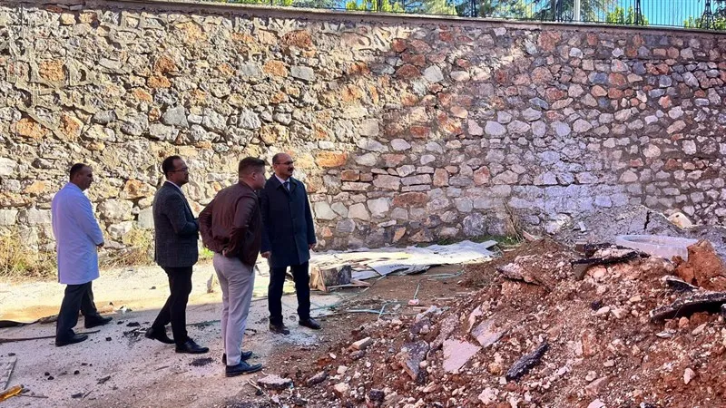 Yalvaç Kaymakamı Abacı, yapımları devam eden Kaymakam Abdurrahman Bey Ortaokulu ile Fatih İlkolulunda incelemelerde bulundu