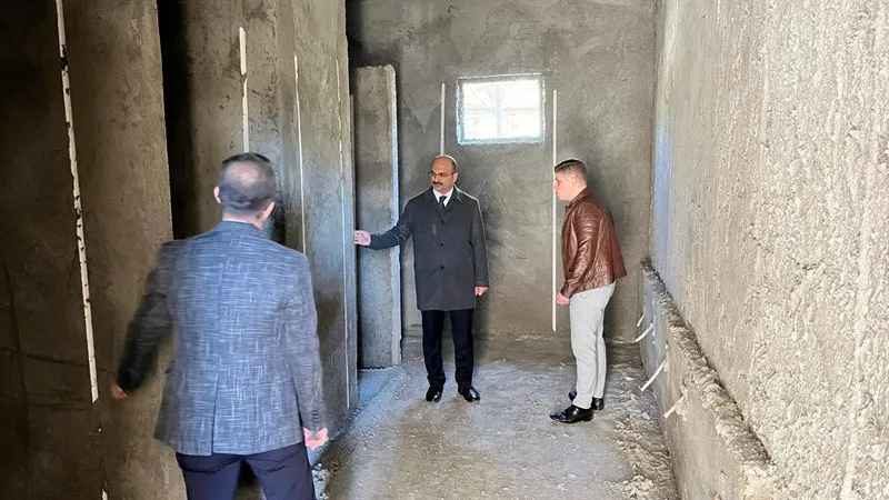 Yalvaç Kaymakamı Abacı, yapımları devam eden Kaymakam Abdurrahman Bey Ortaokulu ile Fatih İlkolulunda incelemelerde bulundu