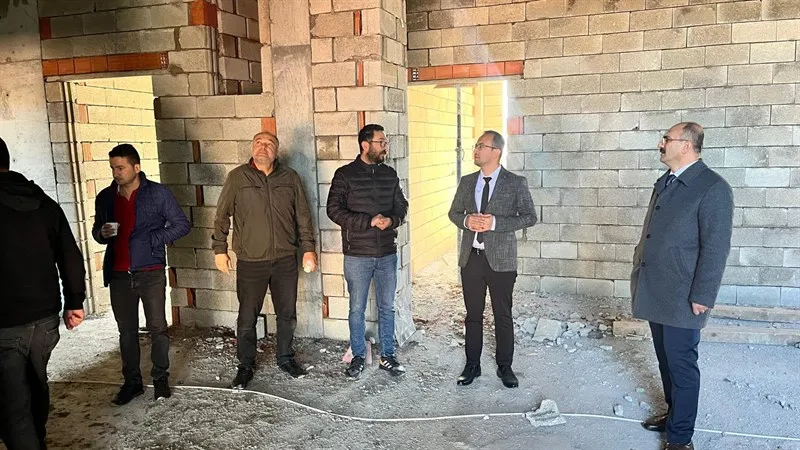 Yalvaç Kaymakamı Abacı, yapımları devam eden Kaymakam Abdurrahman Bey Ortaokulu ile Fatih İlkolulunda incelemelerde bulundu