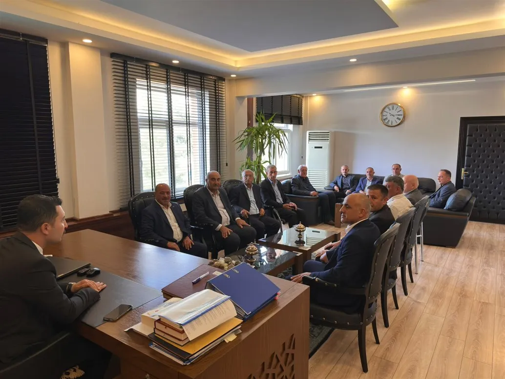 Muhtarların "19 Ekim Muhtarlar Günü" dolayısıyla Yeşilli Kaymakamına ziyareti