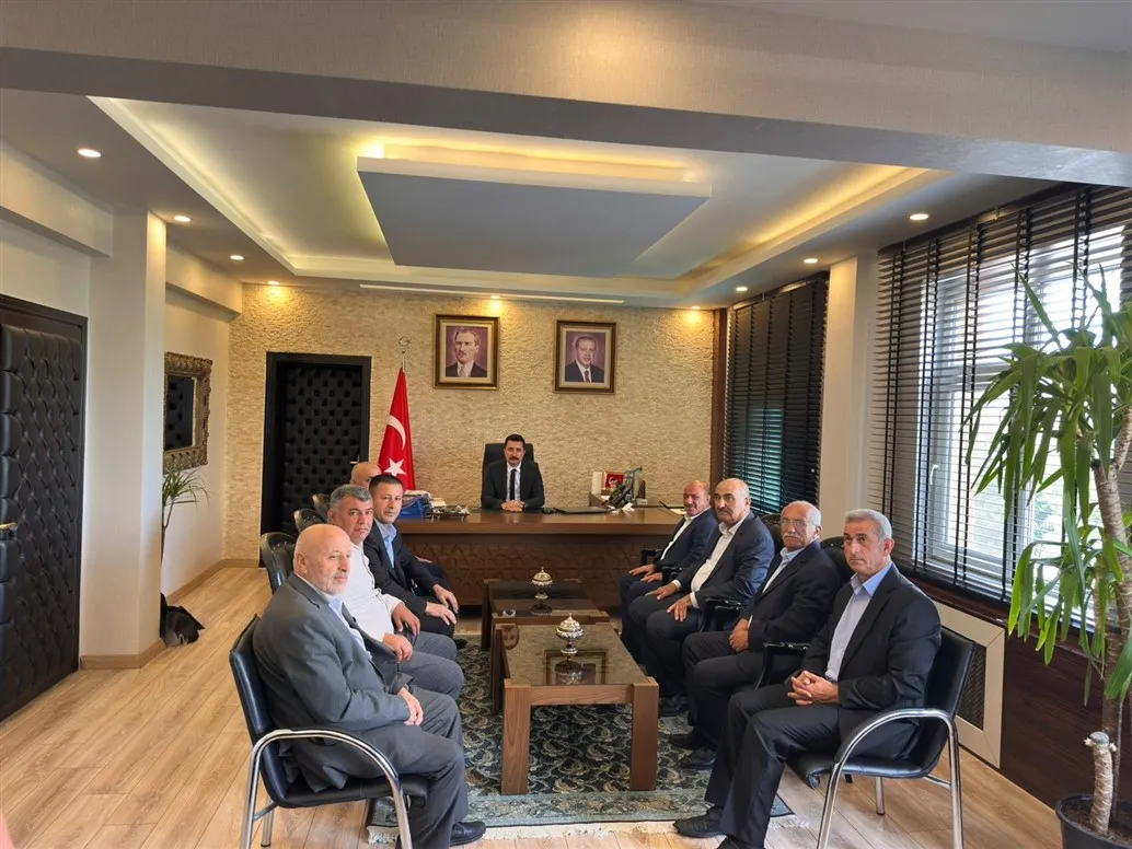 Muhtarların "19 Ekim Muhtarlar Günü" dolayısıyla Yeşilli Kaymakamına ziyareti
