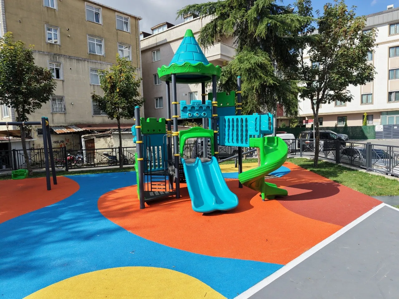 Ümraniye’de parklar daha modern ve kullanışlı hale getiriliyor