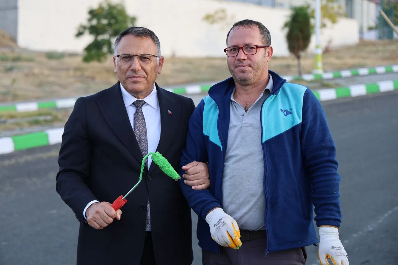 Iğdır Üniversitesinde asfalt sonrası bordür çalışması: Kaldırımlar kurumsal renklere büründü