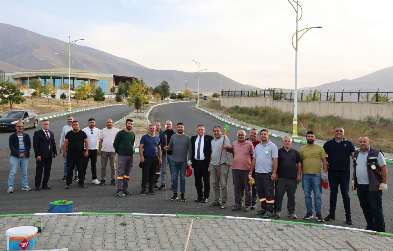 Iğdır Üniversitesinde asfalt sonrası bordür çalışması: Kaldırımlar kurumsal renklere büründü