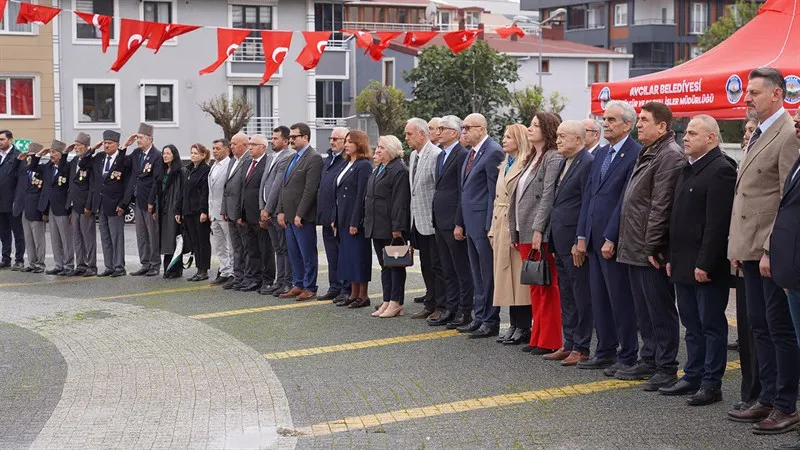 19 Ekim Muhtarlar Günü dolayısıyla ilçesinde çelenk sunma töreni düzenlendi