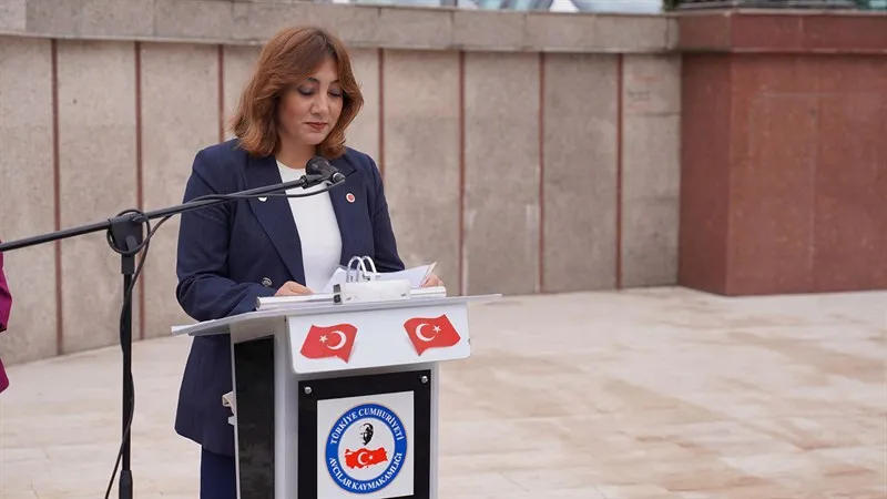 19 Ekim Muhtarlar Günü dolayısıyla ilçesinde çelenk sunma töreni düzenlendi