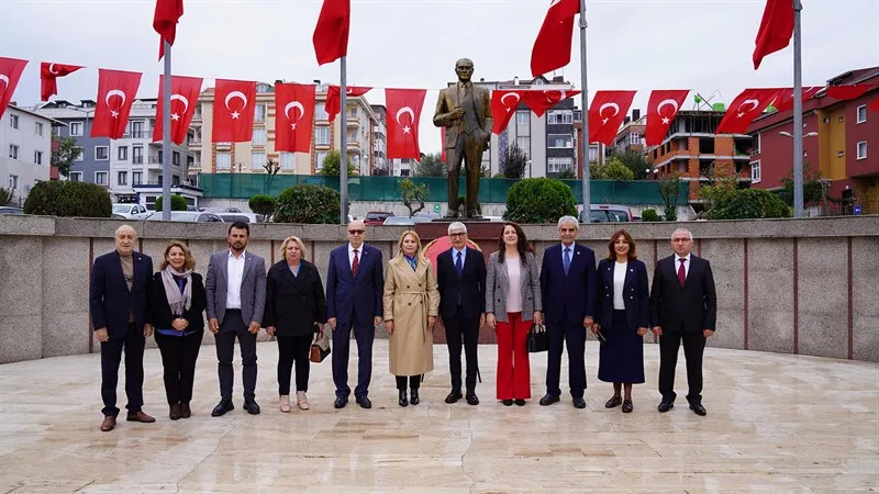 19 Ekim Muhtarlar Günü dolayısıyla ilçesinde çelenk sunma töreni düzenlendi