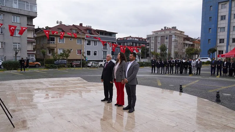 19 Ekim Muhtarlar Günü dolayısıyla ilçesinde çelenk sunma töreni düzenlendi