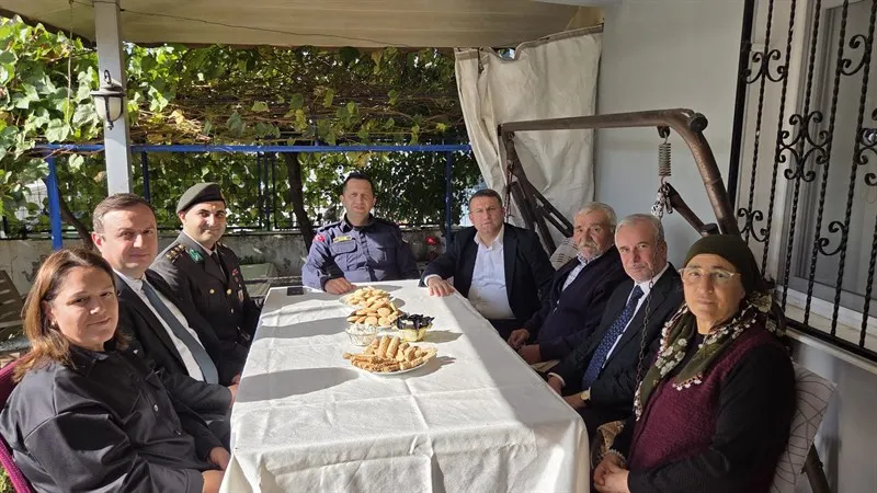 Şehit Şenol Özgül’ün ailesini Altınova’daki evlerinde ziyaret edildi