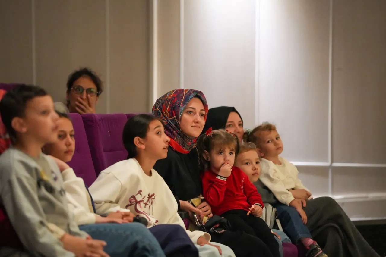 Büyükşehir’in tiyatro etkinlikleri minikleri eğlendirdi