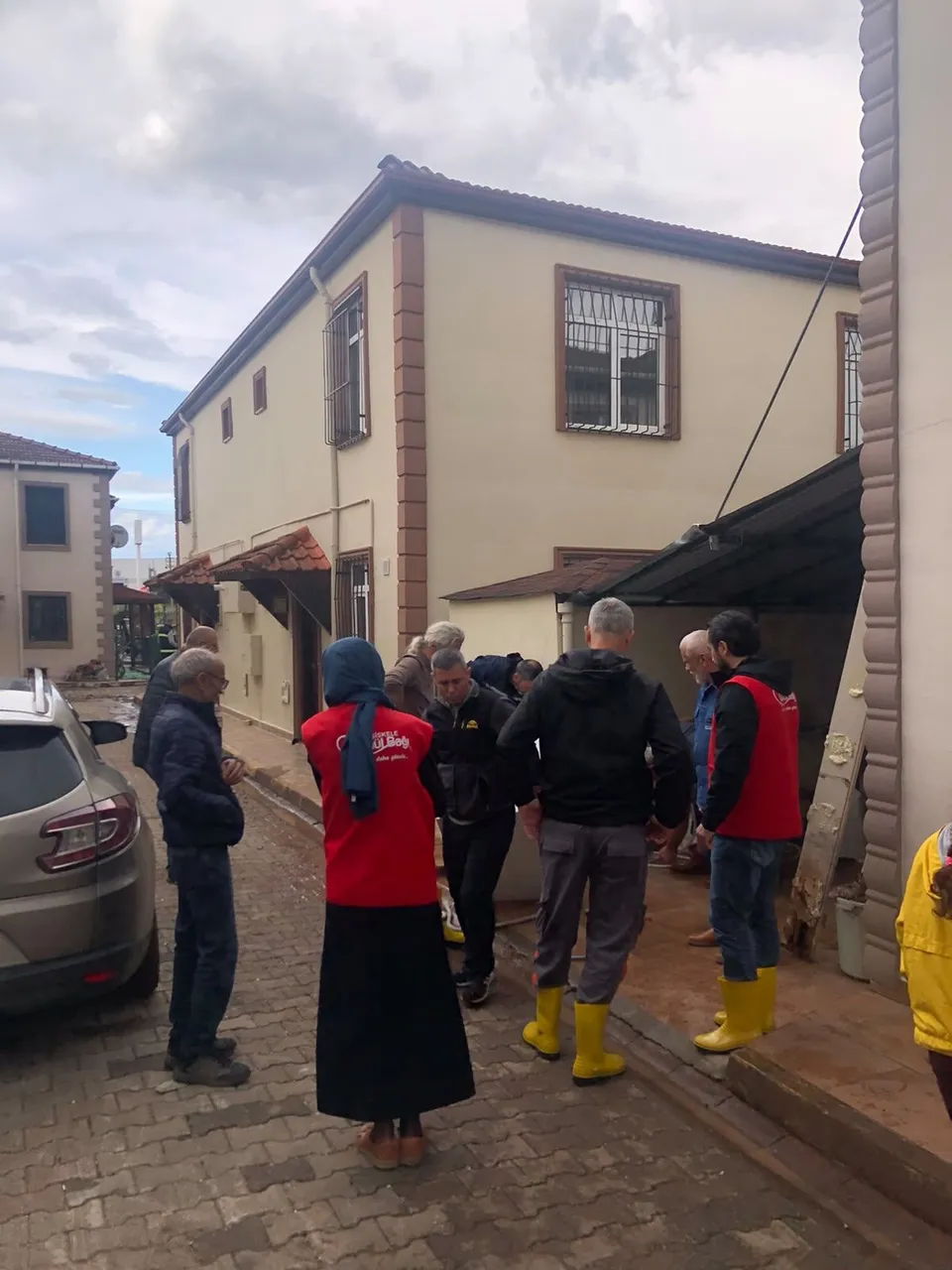 Gönül Bağı ekipleri selden etkilenen hemşehrilerin yanında