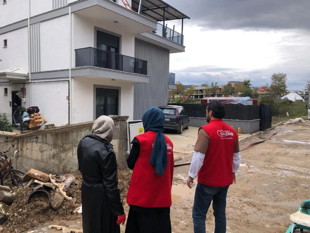 Gönül Bağı ekipleri selden etkilenen hemşehrilerin yanında