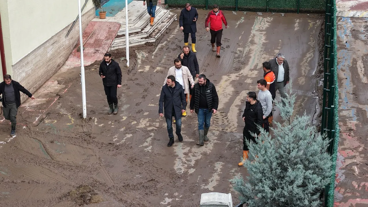 Başiskele´de selin ardından tüm imkânlar seferber edildi