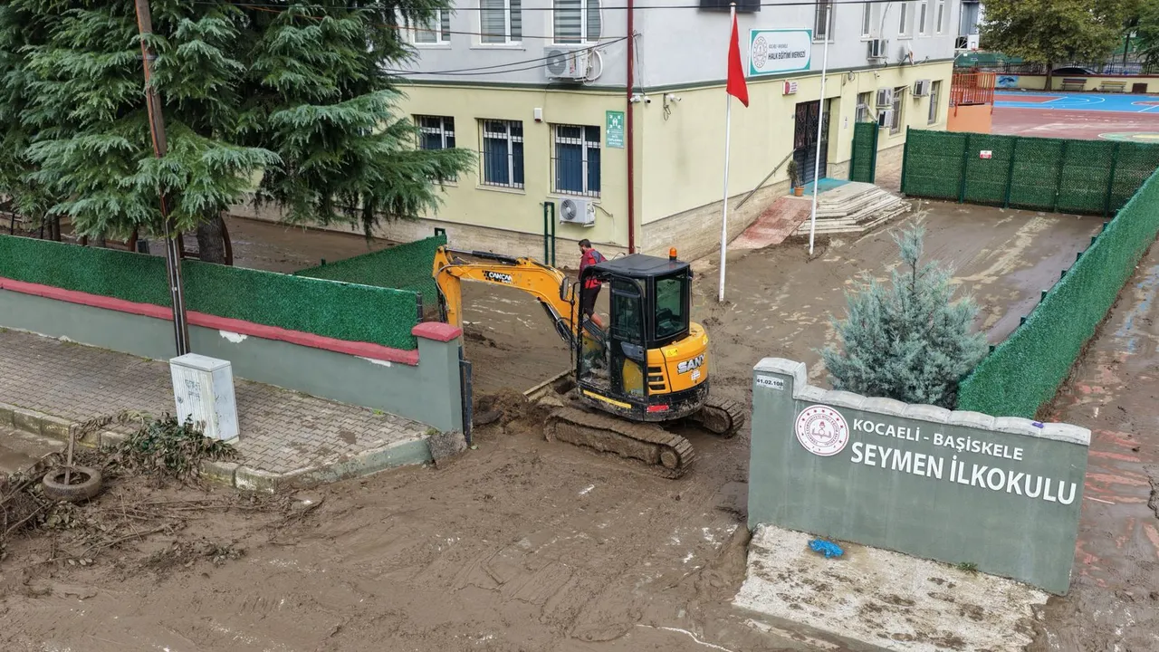 Başiskele´de selin ardından tüm imkânlar seferber edildi