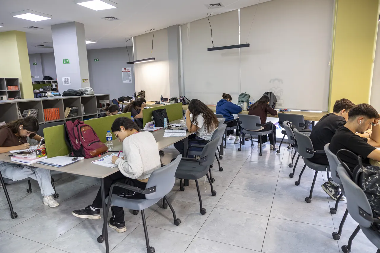 Mersin Büyükşehir kent genelindeki 17 okuma Salonu ile öğrencilerin daima yanında