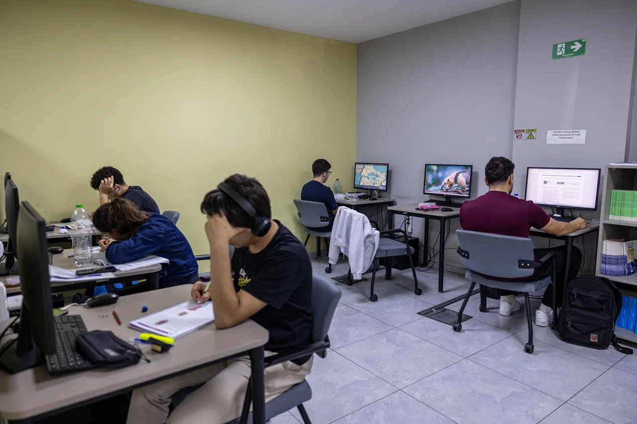 Mersin Büyükşehir kent genelindeki 17 okuma Salonu ile öğrencilerin daima yanında