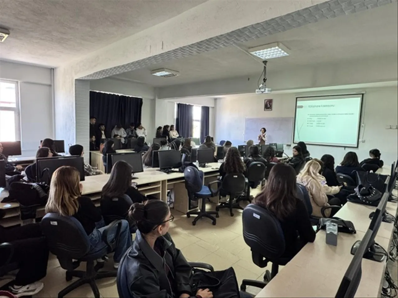 Bekilli MYO’da “Kütüphaneyi Keşfet” eğitimi verildi