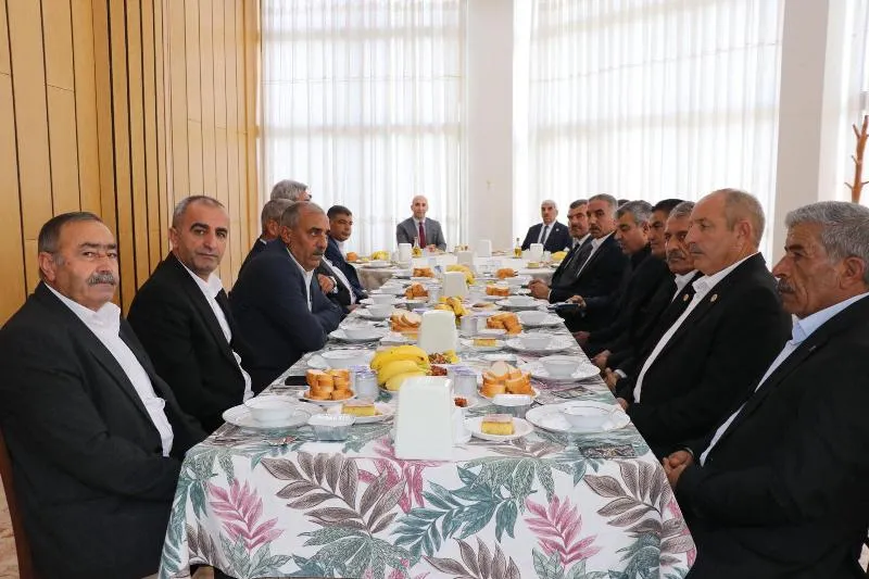 Ceylanpınar Kaymakamı Çakal, muhtarlarla yemek programında bir araya geldi