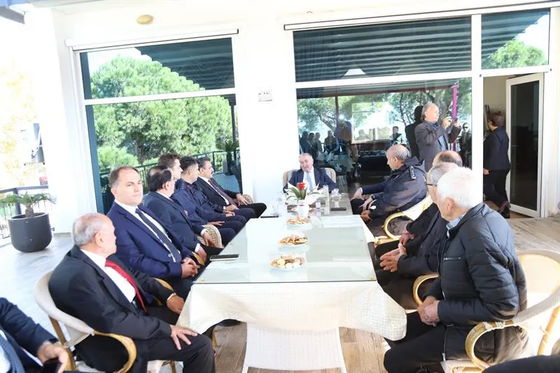 Dikili Kaymakamı 19 Ekim Muhtarlar Günü dolayısıyla mahalle muhtarlarıyla bir araya geldi