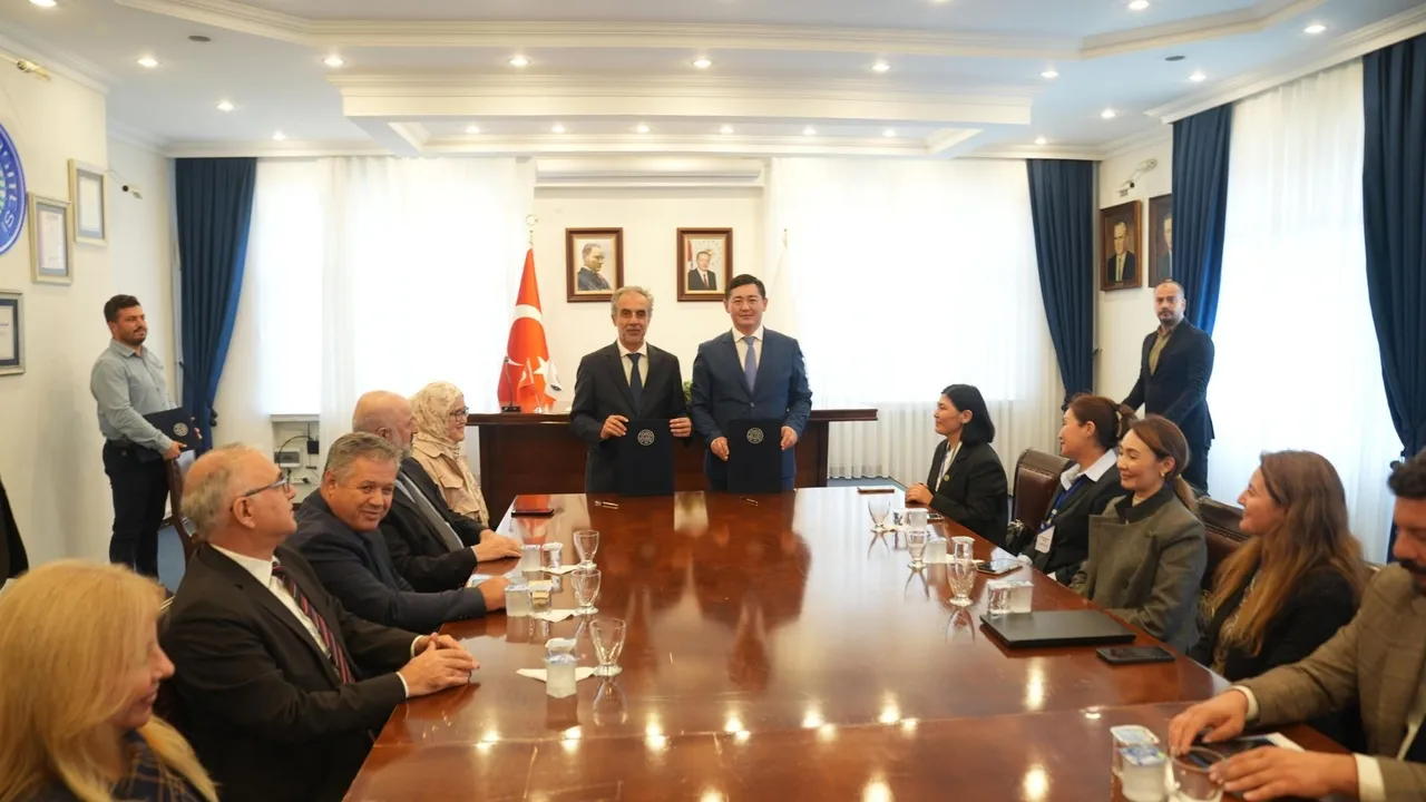 Ege Üniversitesi ile Kazakistan Shakarim Üniversitesi arasında akademik iş birliği protokolü