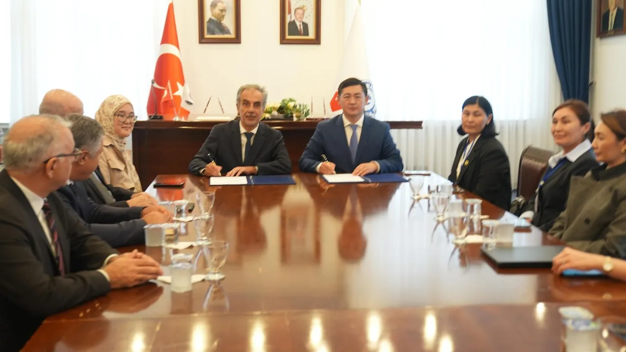 Ege Üniversitesi ile Kazakistan Shakarim Üniversitesi arasında akademik iş birliği protokolü