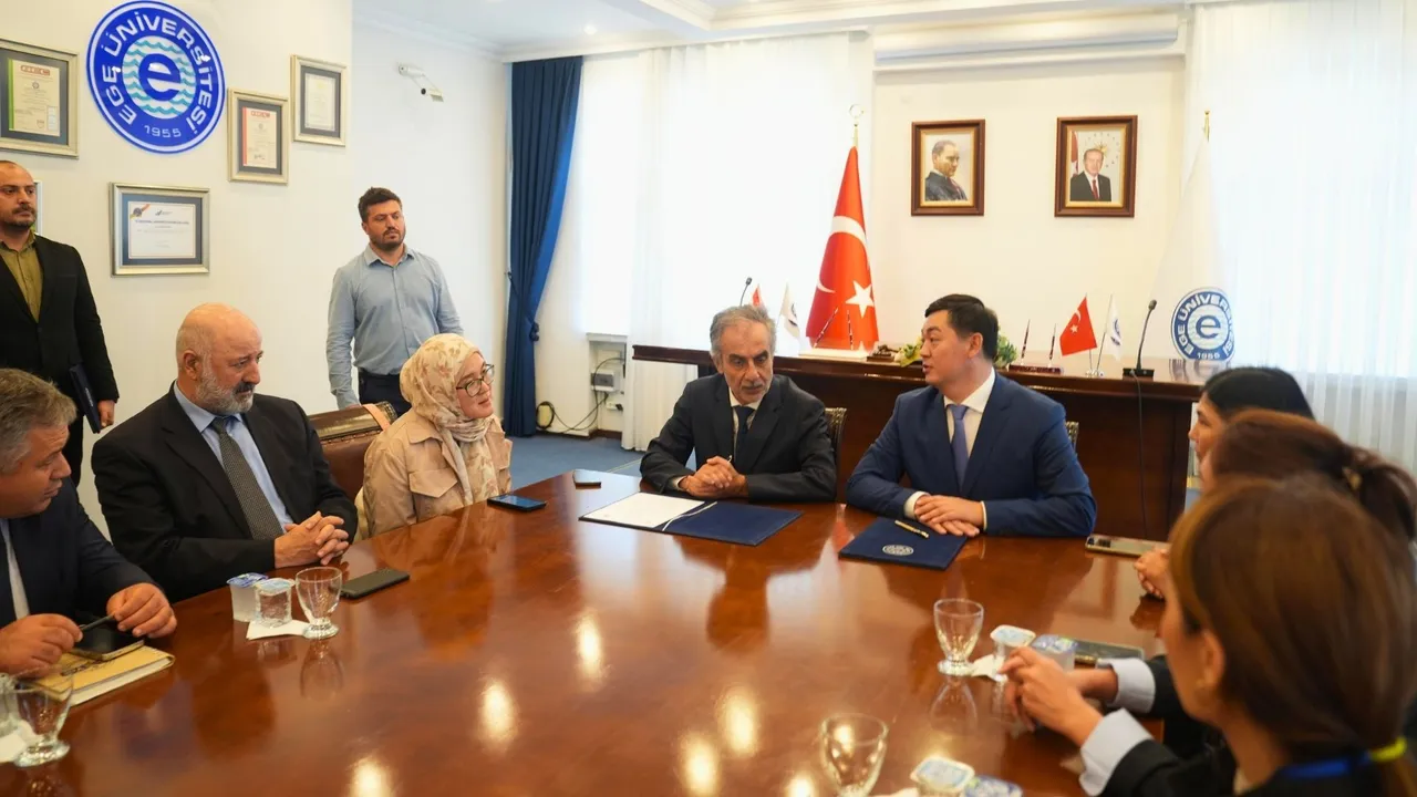 Ege Üniversitesi ile Kazakistan Shakarim Üniversitesi arasında akademik iş birliği protokolü