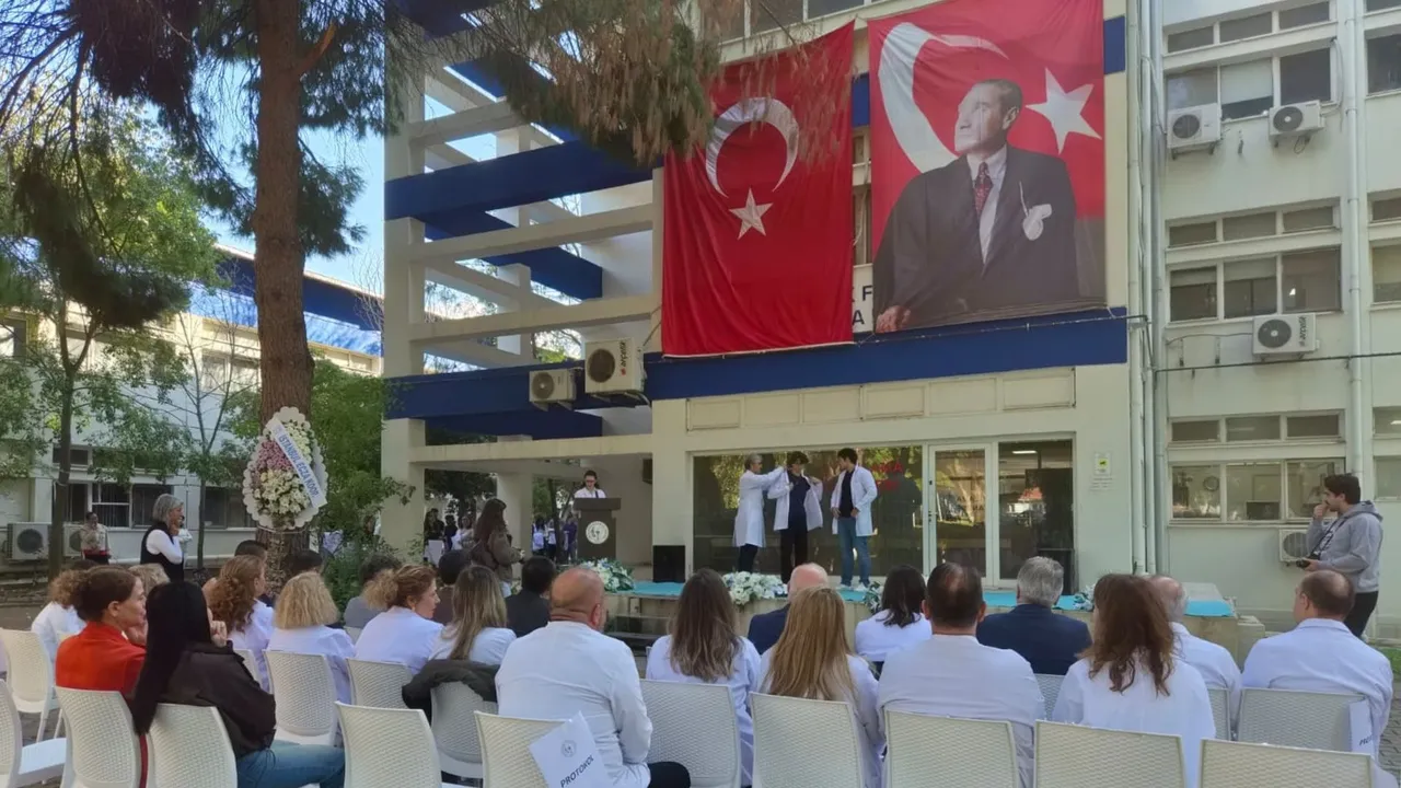 Geleceğin eczacıları mesleğe ilk adımlarını attı