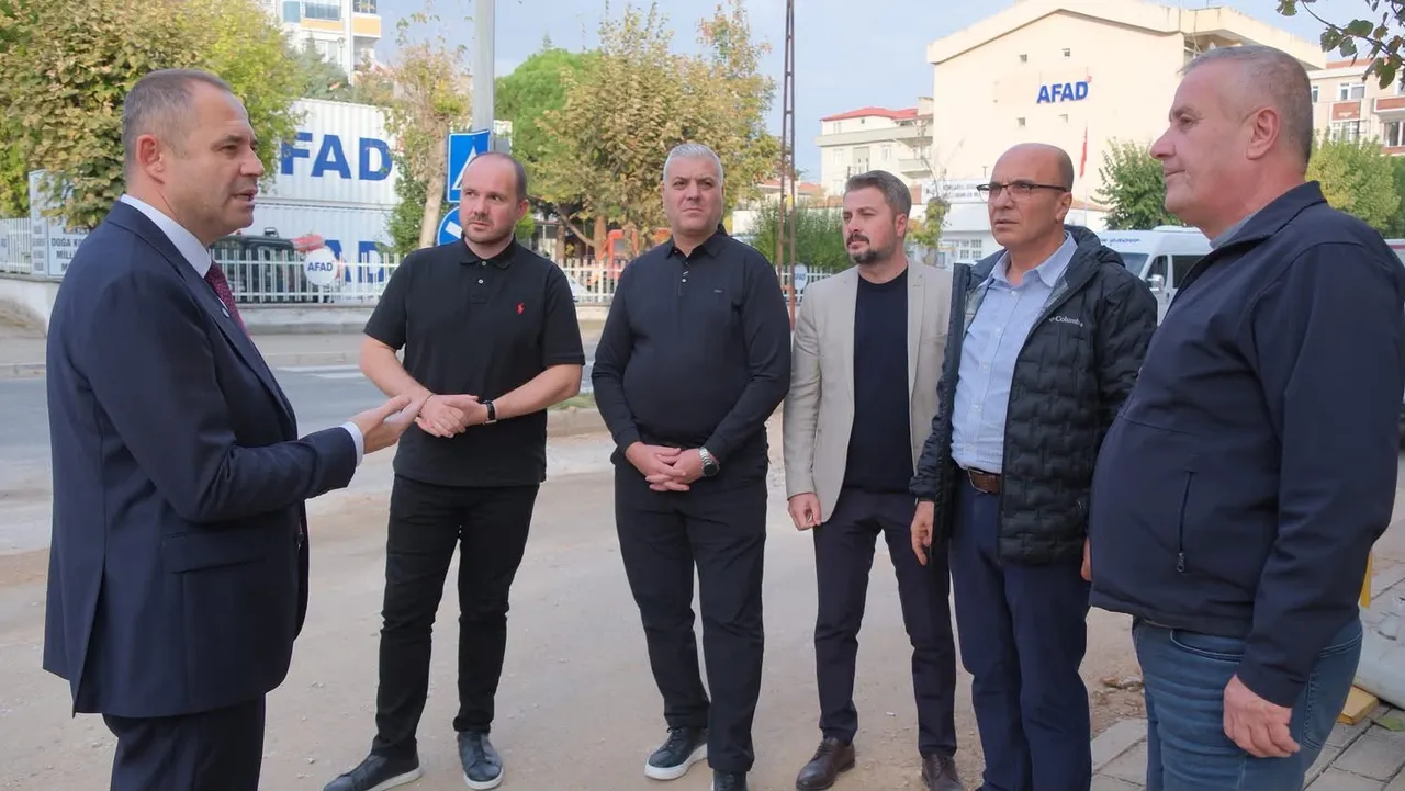 Kırklareli Belediyesi, altyapı projesi Kapsamında Kurtuluş Caddesi’ndeki çalışmaları yerinde inceledi