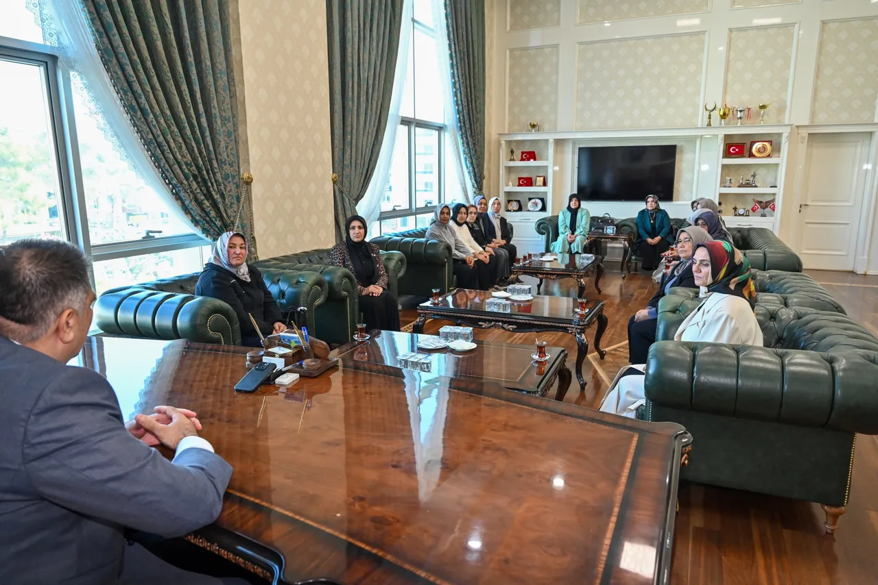 Kadın kolları yönetimi, Başkan Karaca’yı ziyaret etti