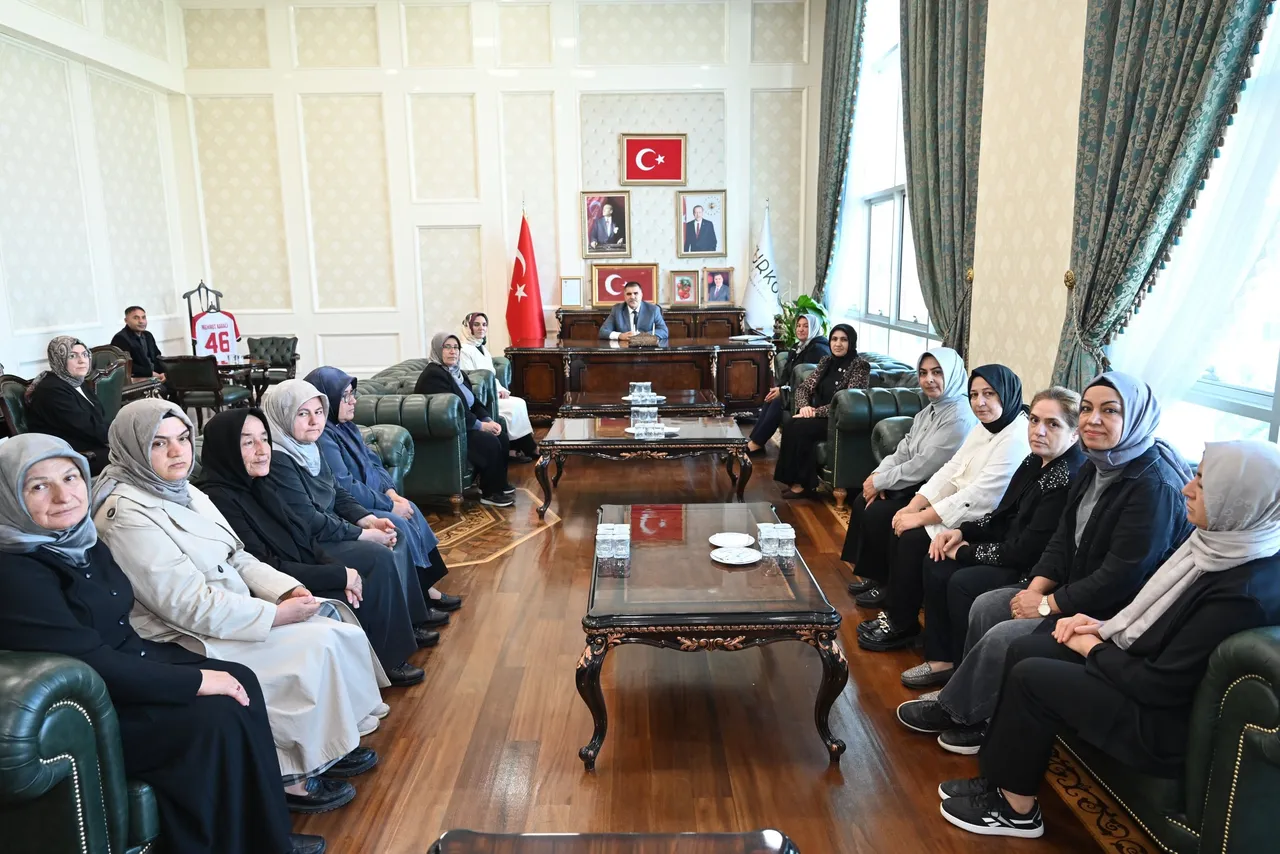 Kadın kolları yönetimi, Başkan Karaca’yı ziyaret etti