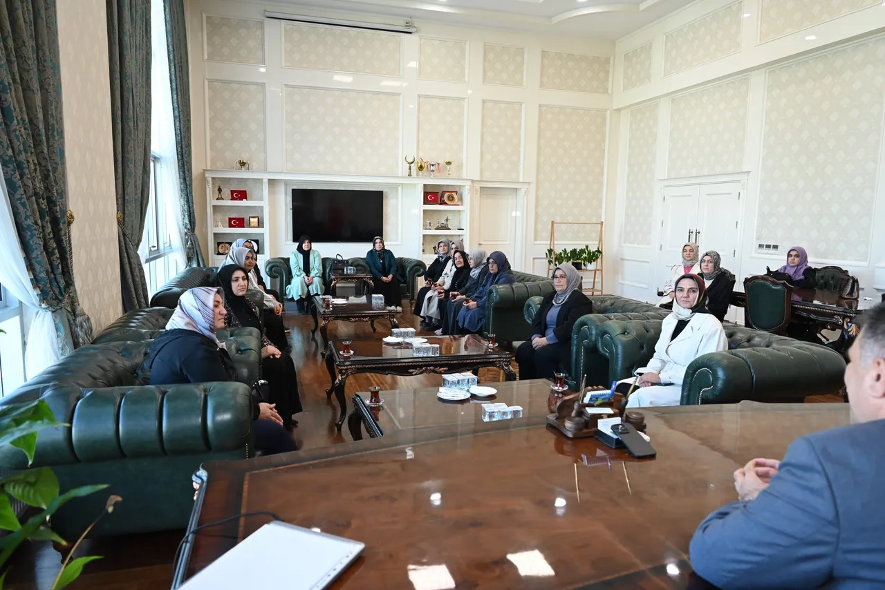 Kadın kolları yönetimi, Başkan Karaca’yı ziyaret etti