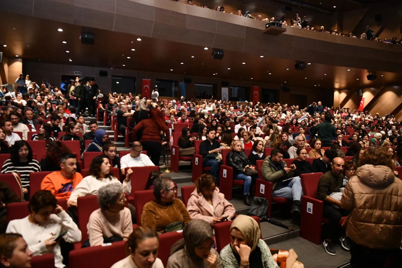 Balıkesir Büyükşehir Belediyesi Şehir Tiyatrosu ilk ayında seyirciden tam not aldı