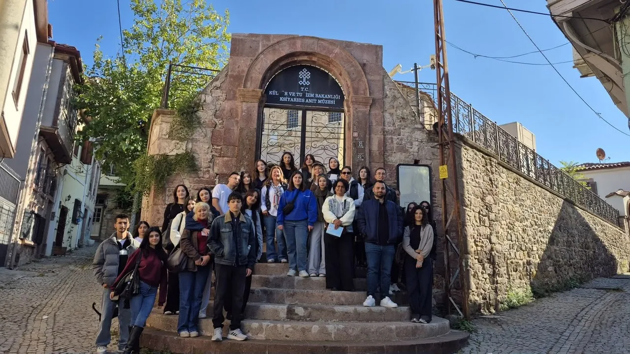 BAÜN Ayvalık MYO öğrencileri tarihî yapıları yerinde inceledi
