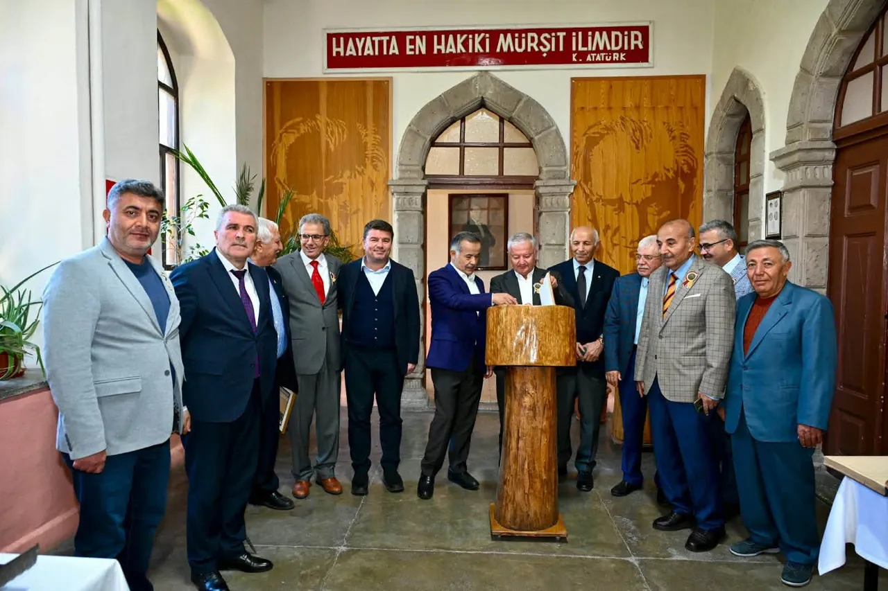 Aksaray Lisesi 100. Yılında mezunlarını aynı avluda buluşturdu