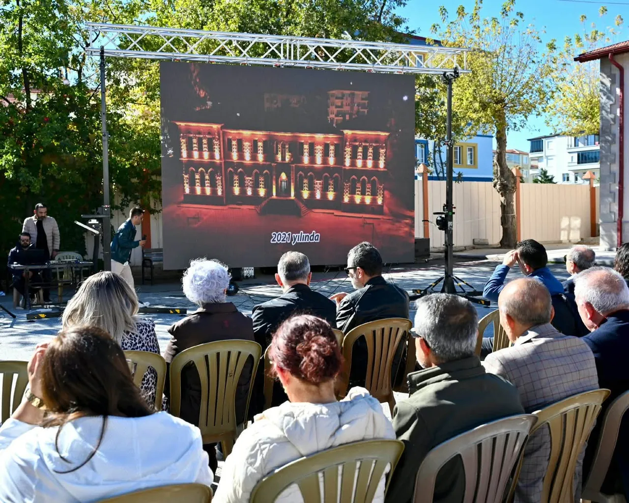 Aksaray Lisesi 100. Yılında mezunlarını aynı avluda buluşturdu