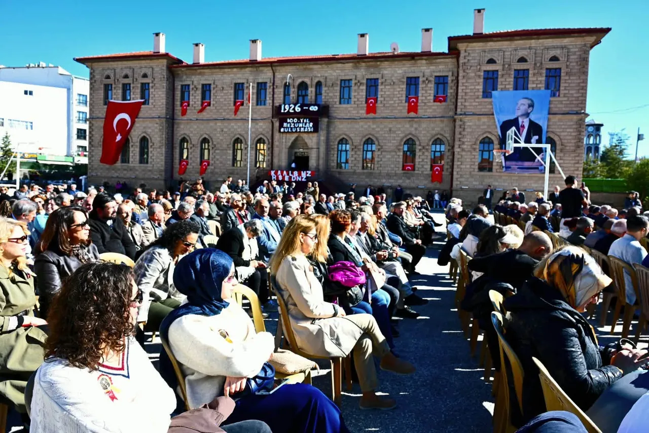 Aksaray Lisesi 100. Yılında mezunlarını aynı avluda buluşturdu