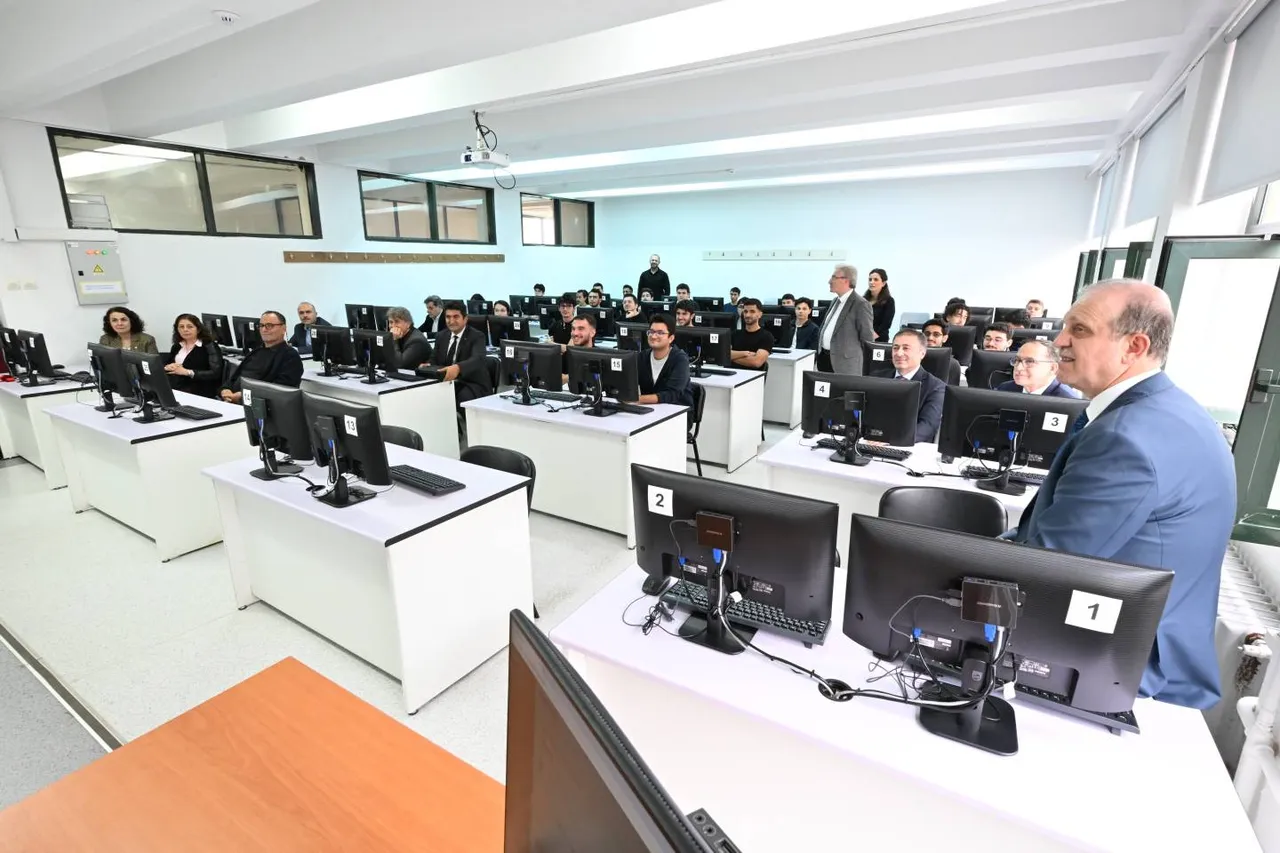 Fen Fakültesi'nde, modern bilgisayar laboratuvarları hizmete açıldı