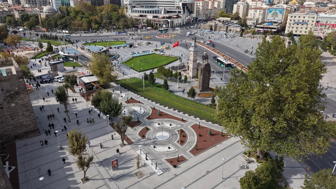 Başkan Büyükkılıç’ın Vizyonuyla Cumhuriyet Meydanı’nın çehresi değişiyor