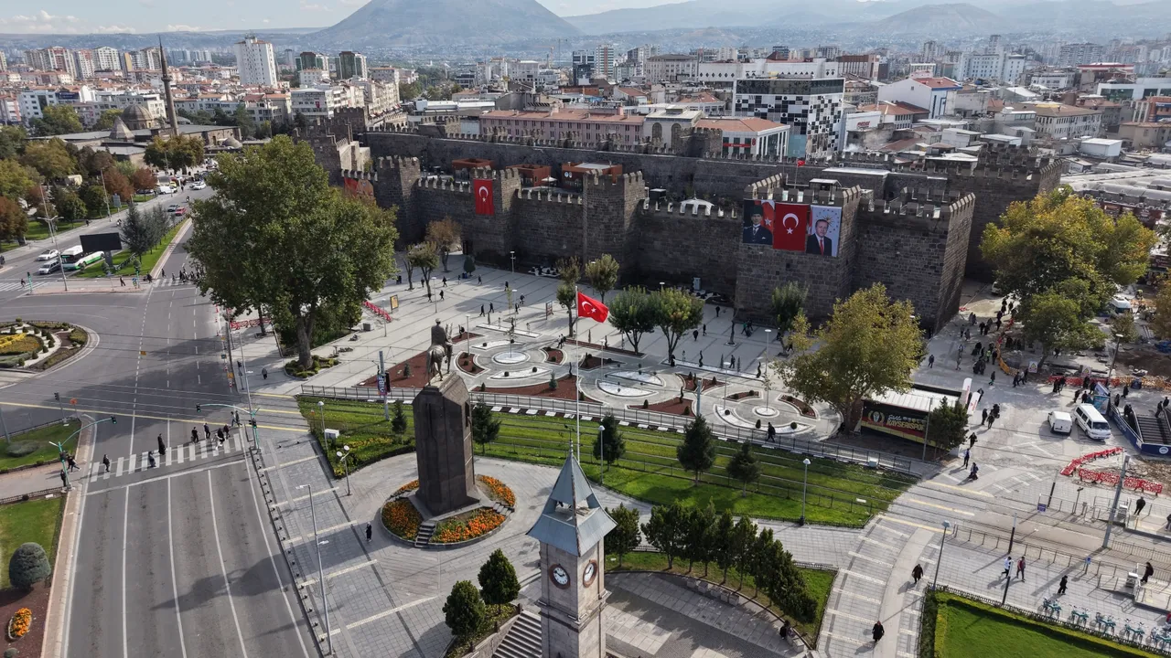 Başkan Büyükkılıç’ın Vizyonuyla Cumhuriyet Meydanı’nın çehresi değişiyor