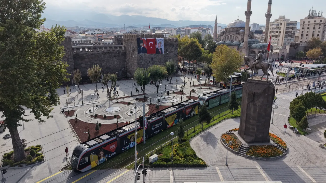 Başkan Büyükkılıç’ın Vizyonuyla Cumhuriyet Meydanı’nın çehresi değişiyor