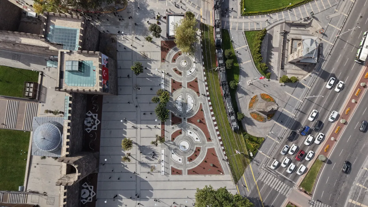 Başkan Büyükkılıç’ın Vizyonuyla Cumhuriyet Meydanı’nın çehresi değişiyor