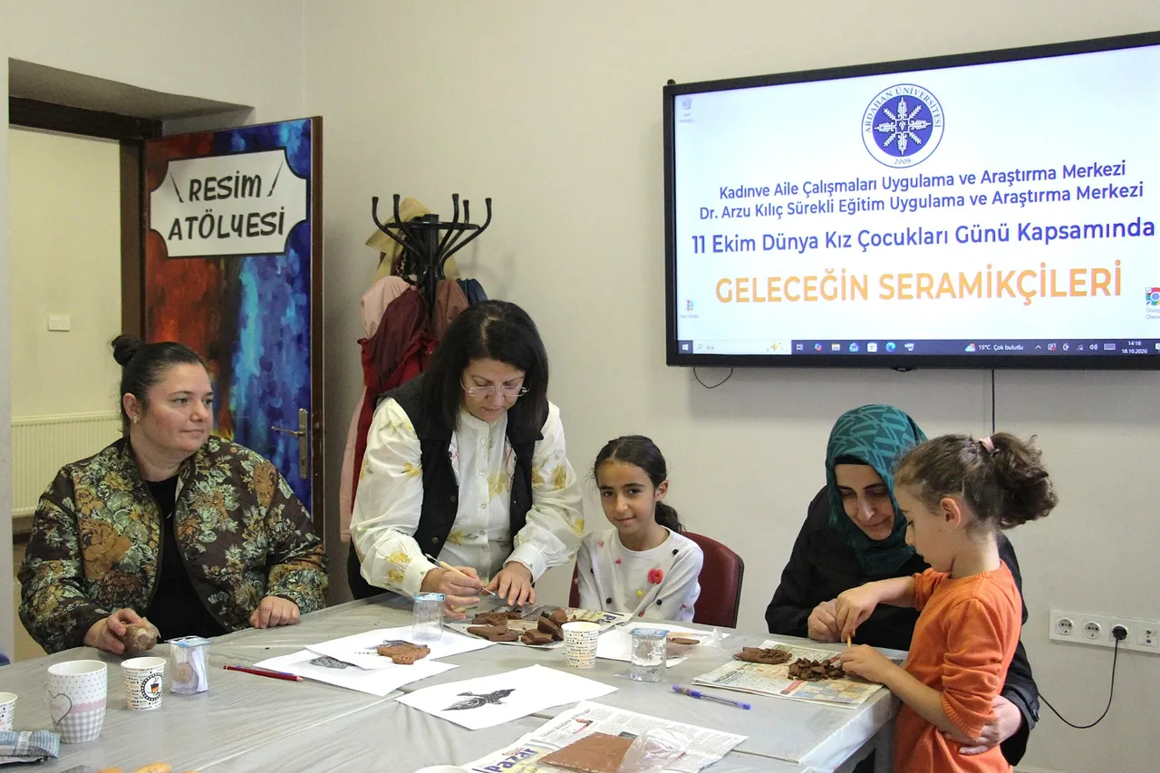 Dünya Kız Çocukları Günü kapsamında “Geleceğin Seramikçileri” çamura şekil verdi
