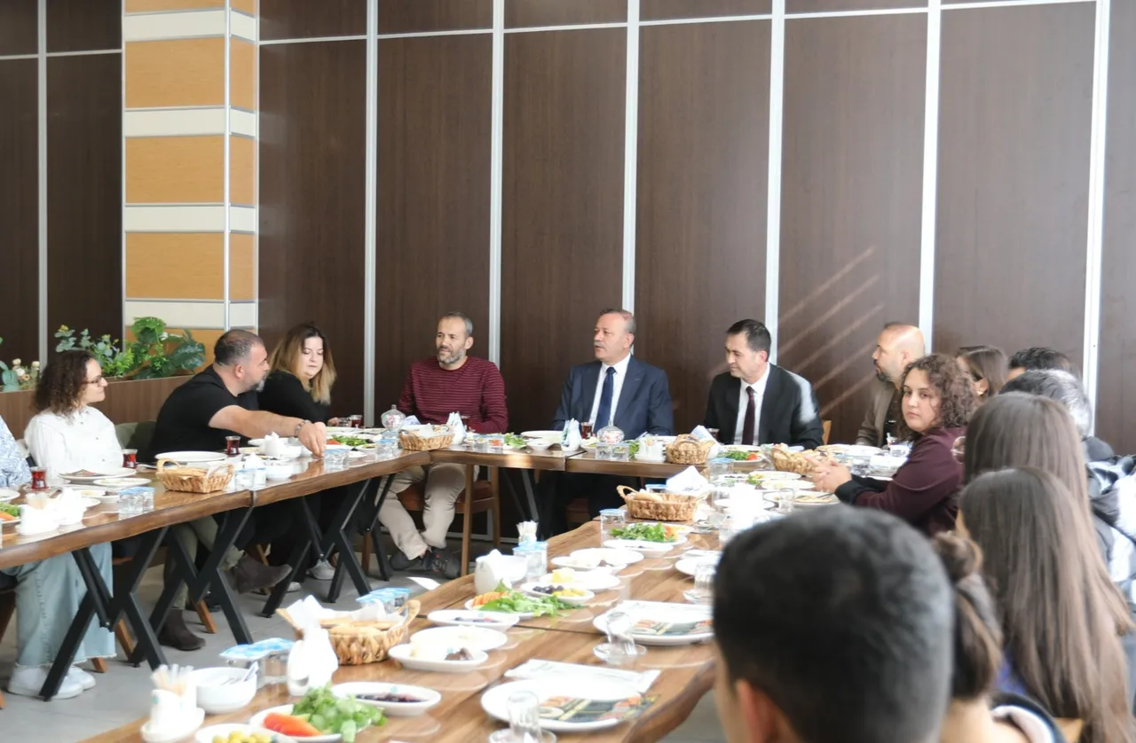 Rektör Elmastaş, matematik bölümüne yerleşen öğrencilerle kahvaltı programında buluştu